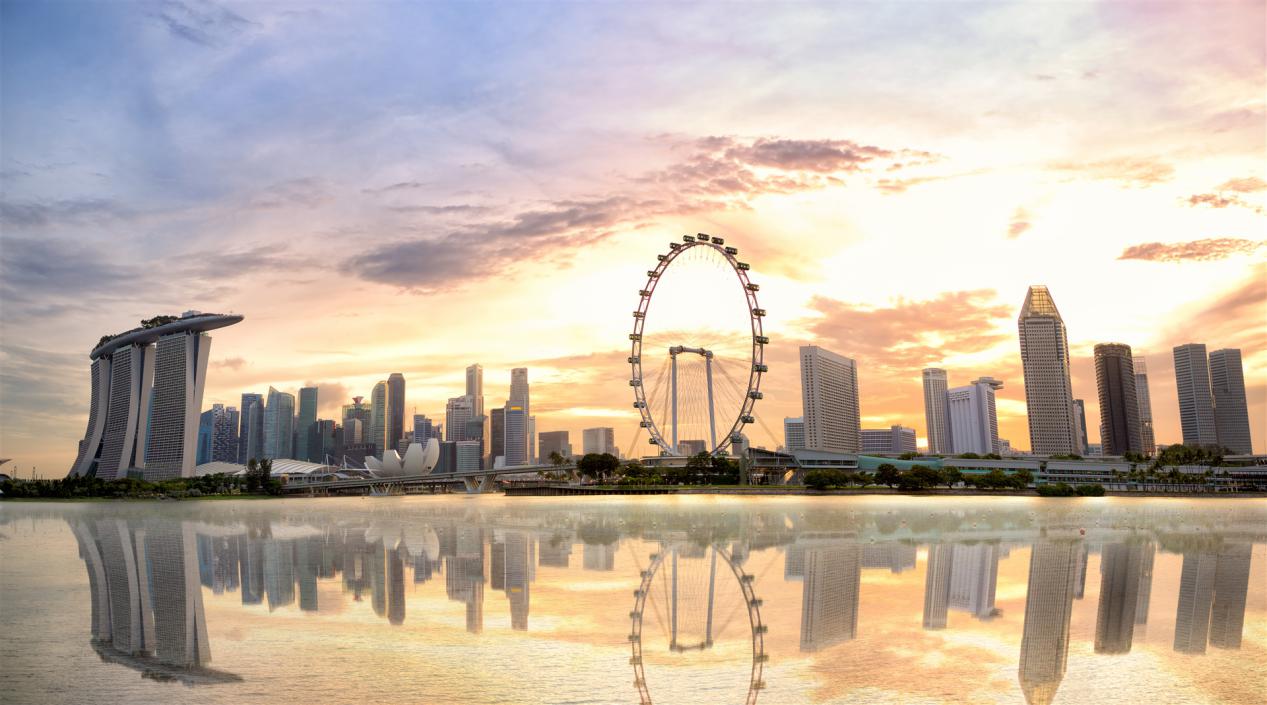 singapore-skyline-at-sunset-CKLGWB9