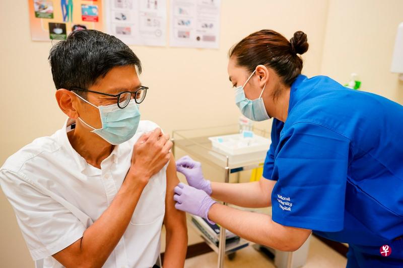 欣冉快讯–新加坡抗疫前线人员相继接种疫苗，全民疫苗即将到来